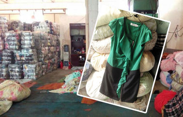 La ropa coloreada de la segunda mano utilizó la ropa Rags al por mayor con alto algodón y precio bajo