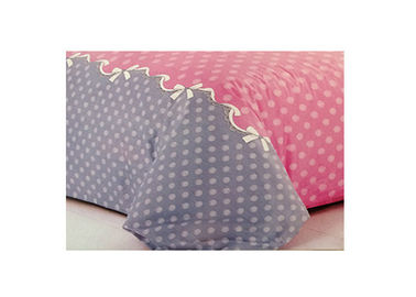 Sistemas rojos y grises del lecho del algodón con las fundas de almohada personalizadas